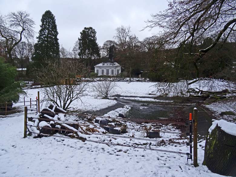 Eine dünne Schneedecke auf der ehemaligen Vogelwiese vor dem historischen Direktionsgebäude am 14. Januar 2017 im Grünen Zoo Wuppertal