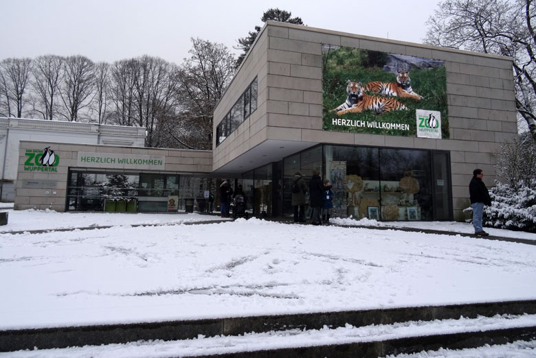Eingangsbereich  im Schnee am 11. Februar 2017 im Zoo Wuppertal