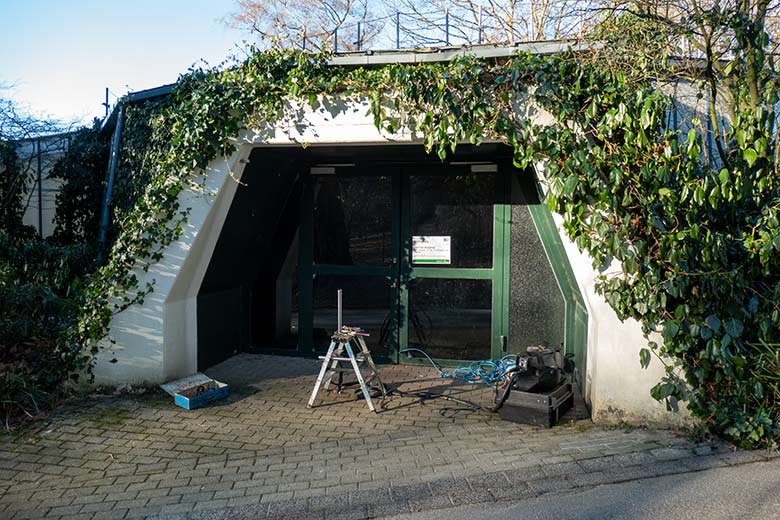 Montage von zwei Türgriffen an den Außentüren der Freiflughalle am 9. Januar 2024 im Grünen Zoo Wuppertal