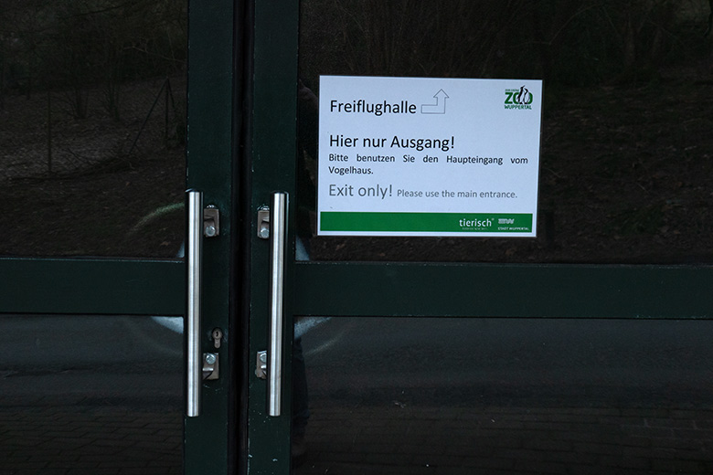 Die zwei neu montierten Türgriffe an den Außentüren der Freiflughalle am 9. Januar 2024 im Zoologischen Garten Wuppertal