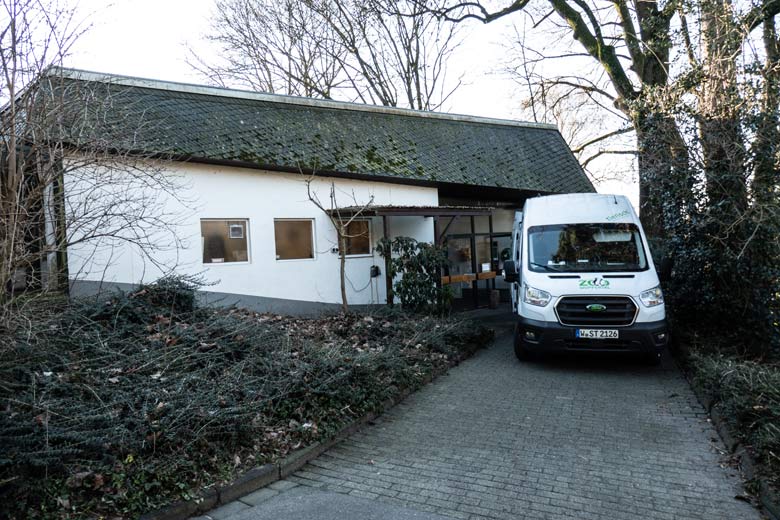 Transport-Fahrzeug am 9. Januar 2024 vor dem Eingang zum Vogel-Haus im Zoo Wuppertal