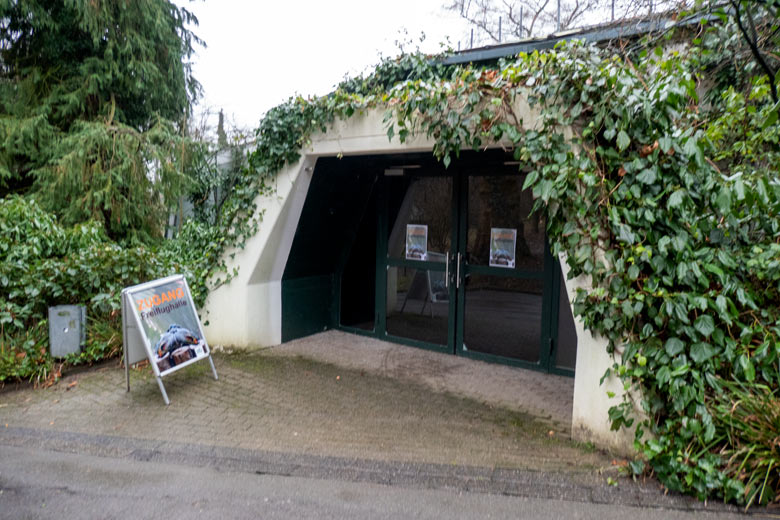 Zugang zur Freiflughalle am 13. Januar 2024 im Grünen Zoo Wuppertal