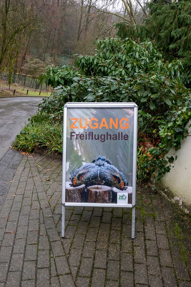 Plakat 'Zugang Freiflughalle' am 13. Januar 2024 im Zoologischen Garten Wuppertal