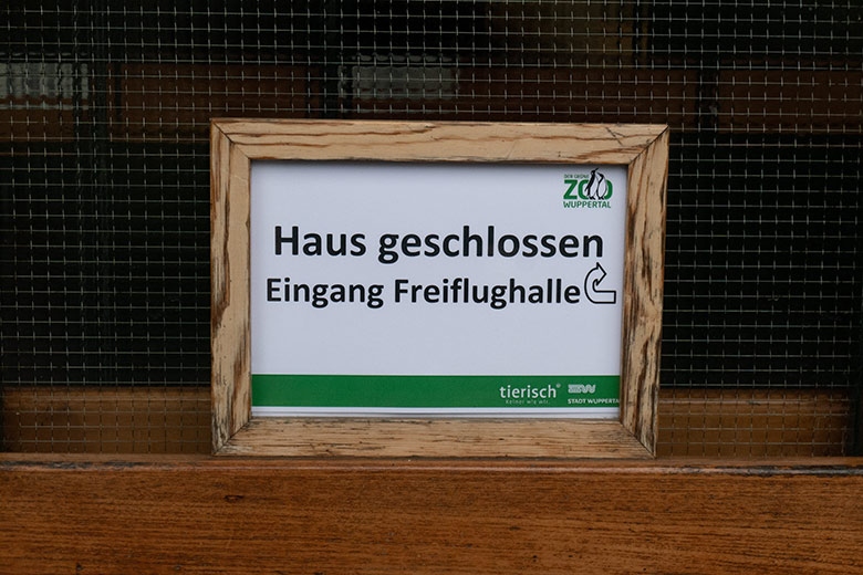 Information 'Haus geschlossen' am 13. Januar 2024 am geschlossenen Eingang des Vogel-Hauses im Grünen Zoo Wuppertal