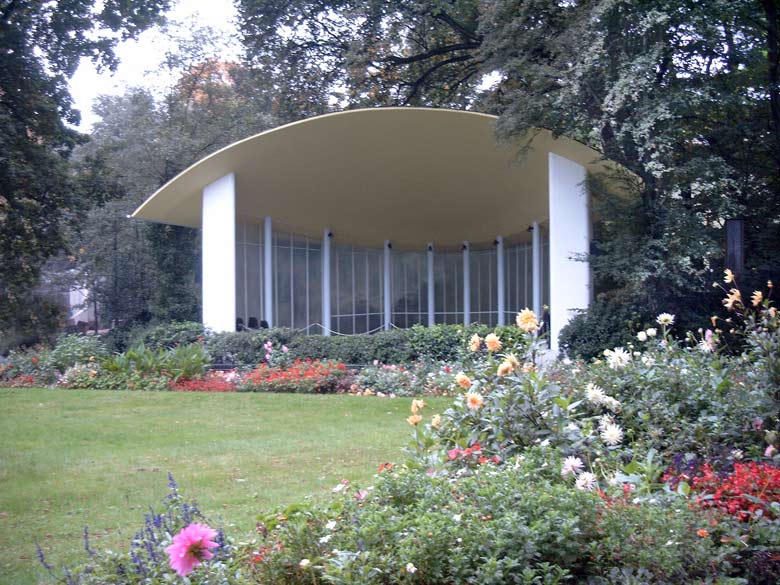 Anlage Nr. 3 Musikmuschel am Blumenrondell im Zoo Wuppertal im Oktober 2002