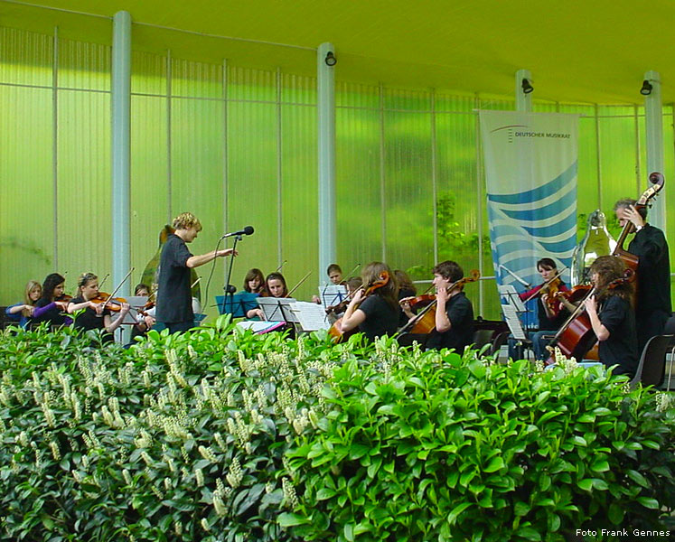 Jugend-Streichorchester in der Musikmuschel im Zoologischen Garten Wuppertal im Mai 2008 (Foto Frank Gennes)