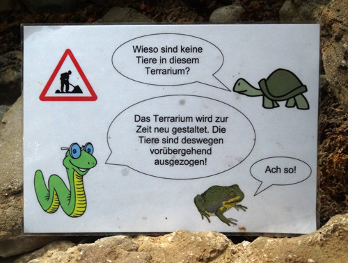 Schild im Jemen-Chamäleon-Gehege im Oktober 2015 im Zoo Wuppertal