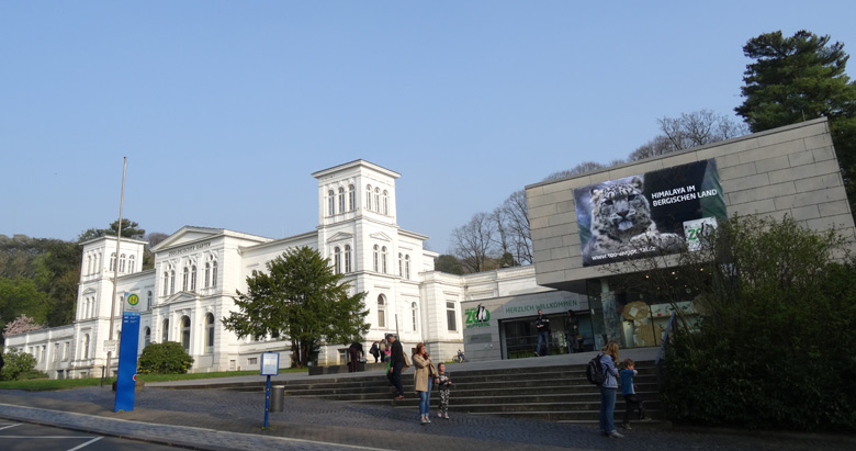 Werbung HIMALAYA IM BERGISCHEN LAND am 8. April 2017 am Eingangsgebäude des Wuppertaler Zoos