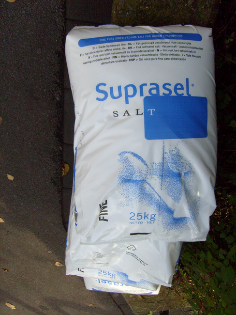 Salz für das Wasser der  Kalifornischen Seelöwen im Wuppertaler Zoo
