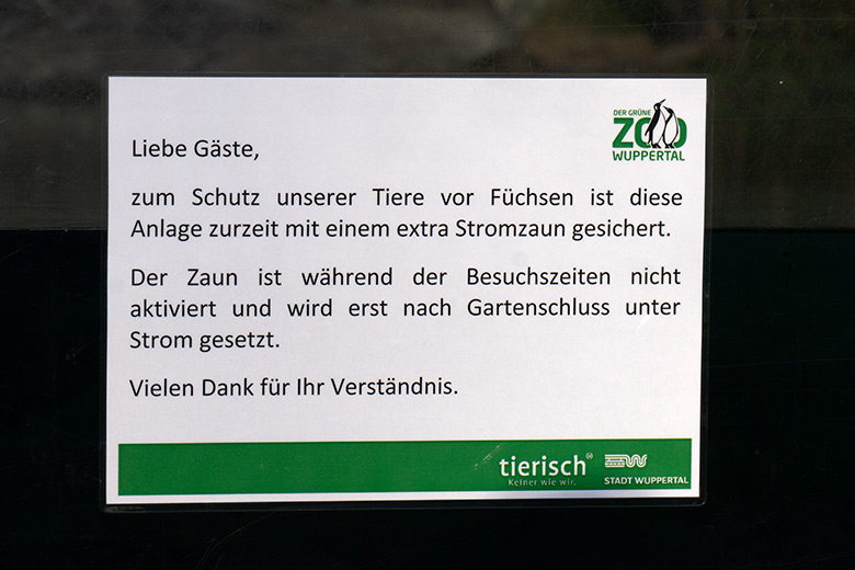 Aushang zu einem extra Stromzaun an der Anlage für die Brillenpinguine am 8. Januar 2024 im Grünen Zoo Wuppertal