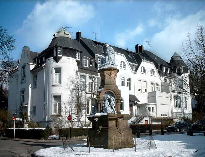 Der Märchenbrunnen im Wuppertaler Zooviertel im März 2005