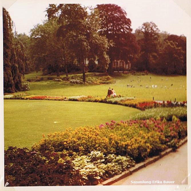 Blumenrondell im Zoo Wuppertal mit Blick auf das Direktionsgebäude im Sommer 1960 (Sammlung Erika Bauer)