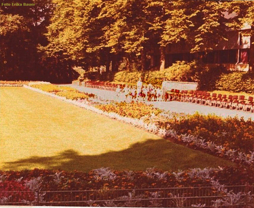 Blumenrondell im Zoo Wuppertal im Sommer 1977 (Foto Erika Bauer)