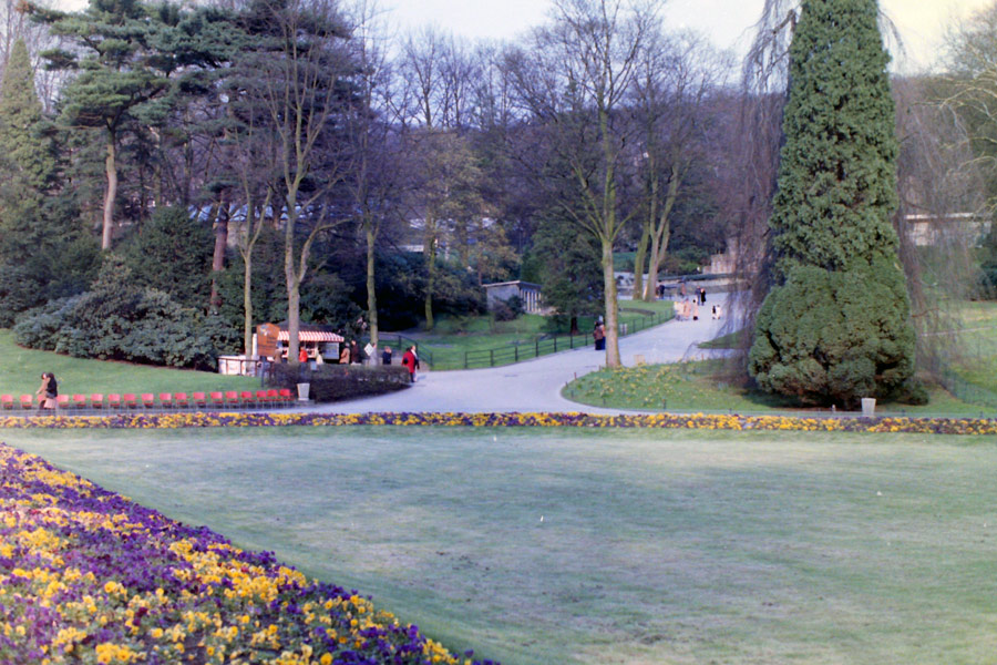 Blumenrondell im Zoologischen Garten Wuppertal im April 1977