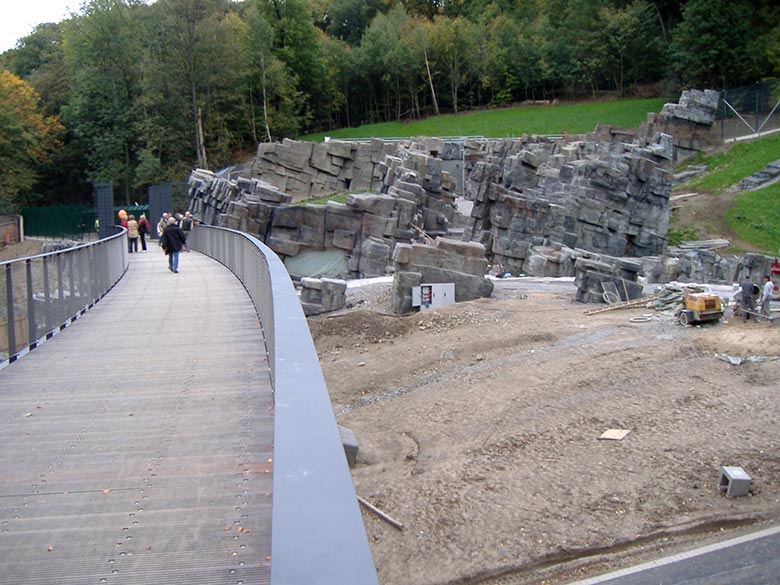 Blick über die Samba-Brücke am 27. Oktober 2006 auf die Baustelle im Tiger-Tal im Zoo Wuppertal