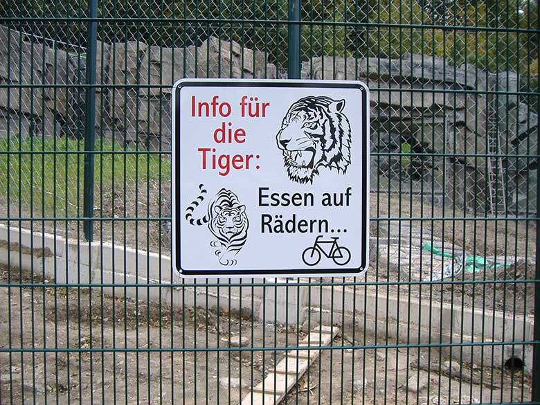 Schild Info für die Tiger: Essen auf Rädern ... am 27. Oktober 2006 in der Nähe der Samba-Brücke im Tiger-Tal im Zoologischen Garten der Stadt Wuppertal