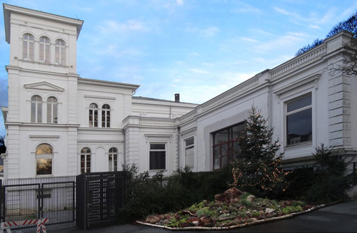 Weihnachtspanorama vor dem historischen Hauptgebäude am 23. Dezember 2015 im Grünen Zoo Wuppertal