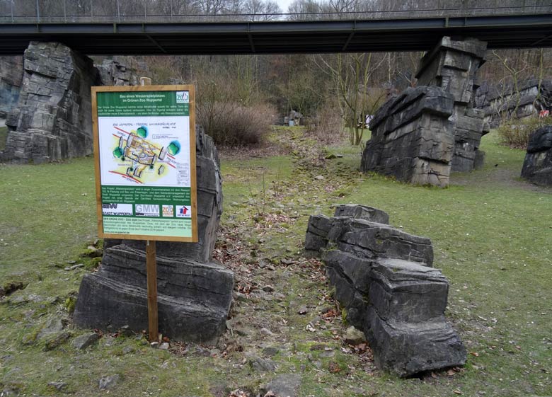 Bauschild Wasserspielplatz am 22. März 2016 im Grünen Zoo Wuppertal