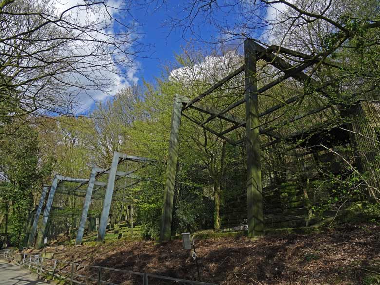 Ehemalige Greifvogel-Volieren oberhalb des Großkatzenhauses  am 15. April 2016 im Zoologischen Garten der Stadt Wuppertal