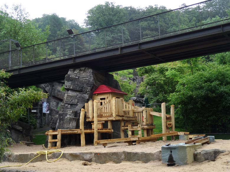 Holz-Spielhaus auf dem Wasserspielplatz am 29. Mai 2016 unter der Tigertalbrücke im Grünen Zoo Wuppertal