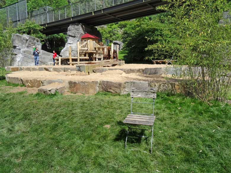 Von Zoogästen abgestellter Stuhl am Wasserspielplatz am 2. Juli 2016 im Grünen Zoo Wuppertal
