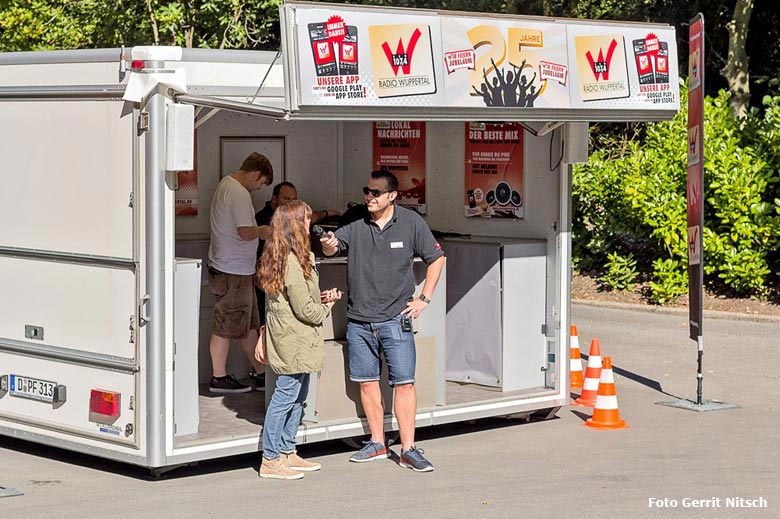 Das mobile Sendestudio bei der Live-Sendung zum Zootag bei Radio Wuppertal am 17. August 2016 in einem Container am Seelöwenbecken im Wuppertaler Zoo (Foto Gerrit Nitsch)