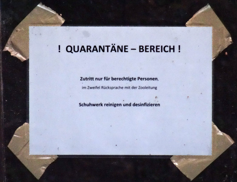 Hinweis-Schild an einem Stallgebäude im Dezember 2016 zu den Vorsichtsmaßnahmen im Grünen Zoo Wuppertal