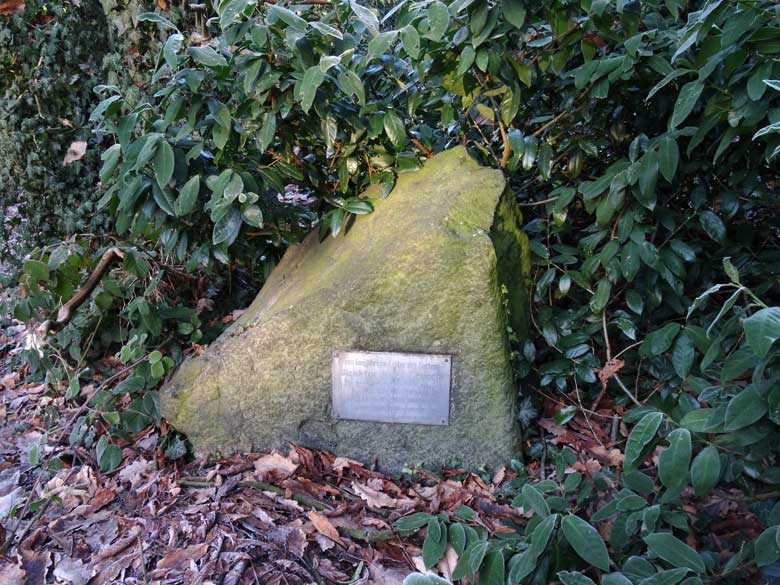 Gedenkstein Josef Keusch am 31. Dezember 2016 im Rosengarten im Zoo Wuppertal