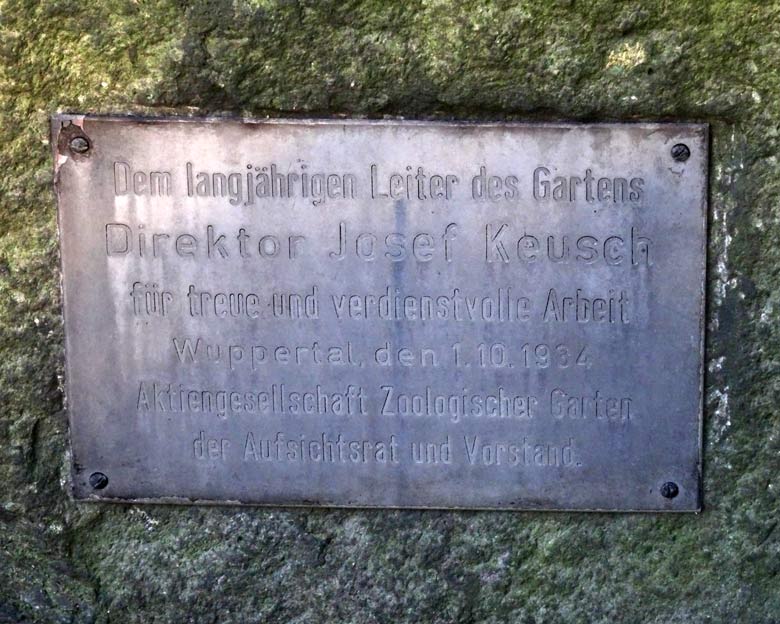 Plakette auf dem Gedenkstein Josef Keusch am 31. Dezember 2016 im Rosengarten im Zoologischen Garten Wuppertal