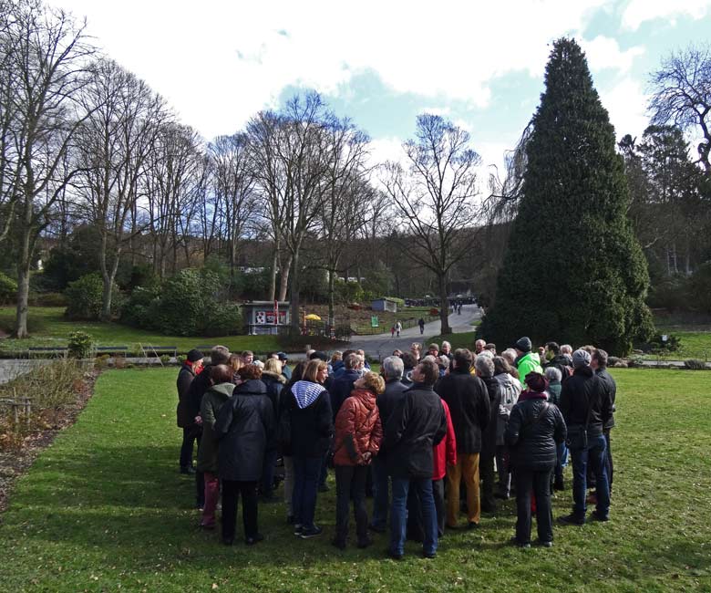 Teilnehmer der Sonderführung "Park des Monats" am 5. März 2017 auf dem Areal des Blumenrondells im Grünen Zoo Wuppertal