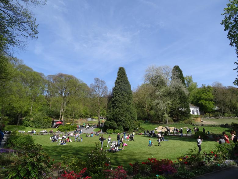 Besucher/innen am 30. April 2017 am Blumenrondell im Grünen Zoo Wuppertal