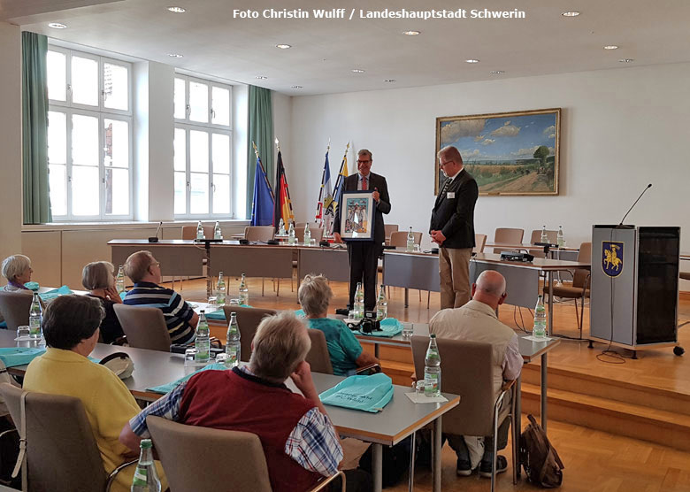 Schwerins Stadtpräsident Stephan Nolte mit dem Vorsitzenden des Zoo-Verein Wuppertal Bruno Hensel und Mitgliedern des Zoo-Verein Wuppertal am 26. Juni 2017 im Demmlersaal des Rathauses Schwerin (Foto Christin Wulff - Landeshauptstadt Schwerin)