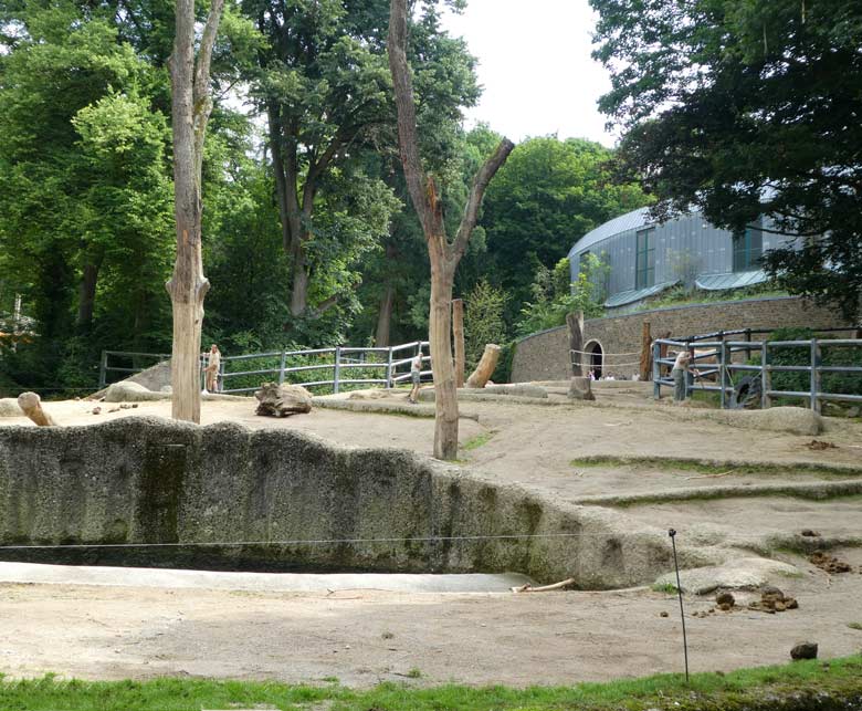 Eine Tierpflegerin und zwei Tierpfleger in Kleidung des Zoo Leipzig am 15. Juli 2017 auf der großen Freianlage für Afrikanische Elefanten im Grünen Zoo Wuppertal