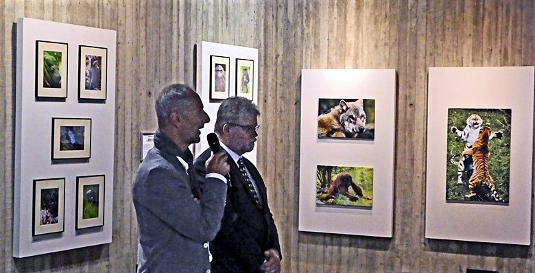 Zoodirektor Dr. Arne Lawrenz mit dem Vorsitzenden des Zoo-Verein Wuppertal e.V. Bruno Hensel bei der offiziellen Eröffnung der Fotoausstellung "Diedrich Kranz: Der Grüne Zoo Wuppertal" am 27. Oktober 2017 im Menschenaffenhaus im Grünen Zoo Wuppertal