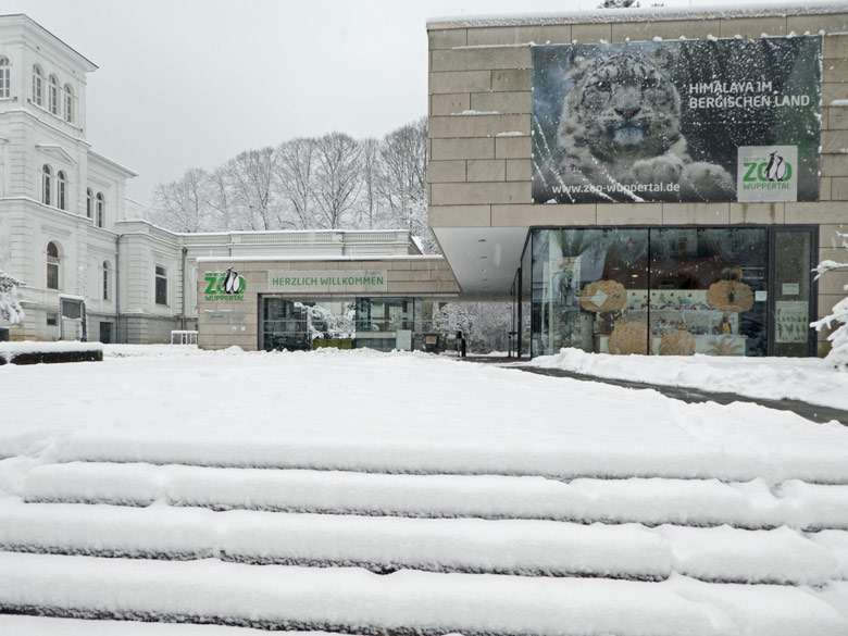 Der Eingangsbereich des Grünen Zoos Wuppertal am 9. Dezember 2017 eine Minute vor der Schließung des Zoos