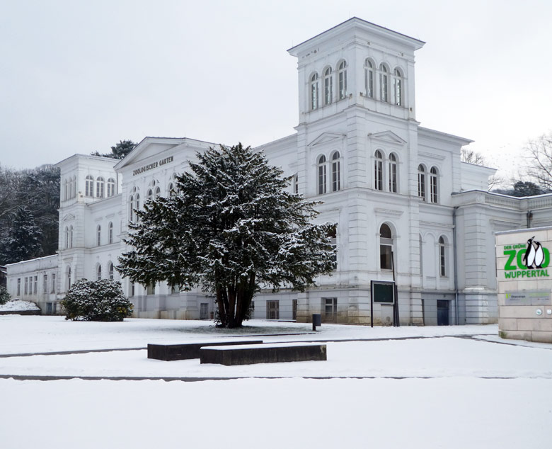 Schnee am 3. März 2018 vor dem historischen Hauptgebäude des Zoologischen Garten Wuppertal