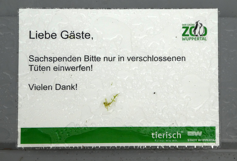 Hinweis auf der Kiste für Sachspenden am 1. April 2018 in der Nähe des Zoo-Eingangs im Wuppertaler Zoo