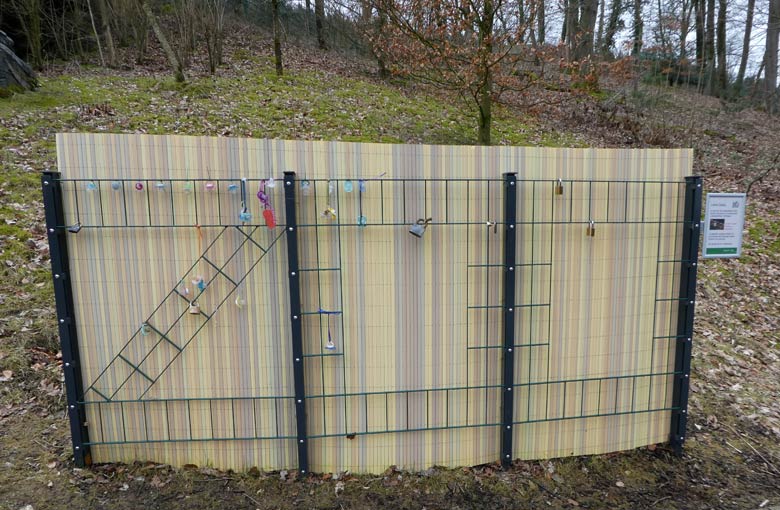 Spezial-Zaun für symbolische Liebesschlösser am 2. April 2018 in der Nähe des Wasserspielplatzes am Tigertal im Grünen Zoo Wuppertal