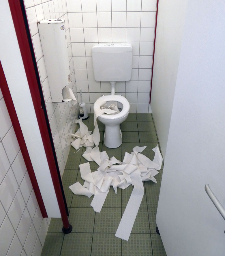 Vandalismus auf einer Toilette am 6. April 2018 im Wuppertaler Zoo