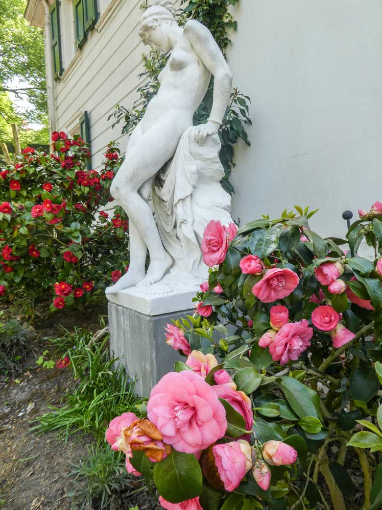 Andromeda Skulptur am 22. April 2018 am historischen Gebäude der Zoodirektion im Zoologischen Garten Wuppertal