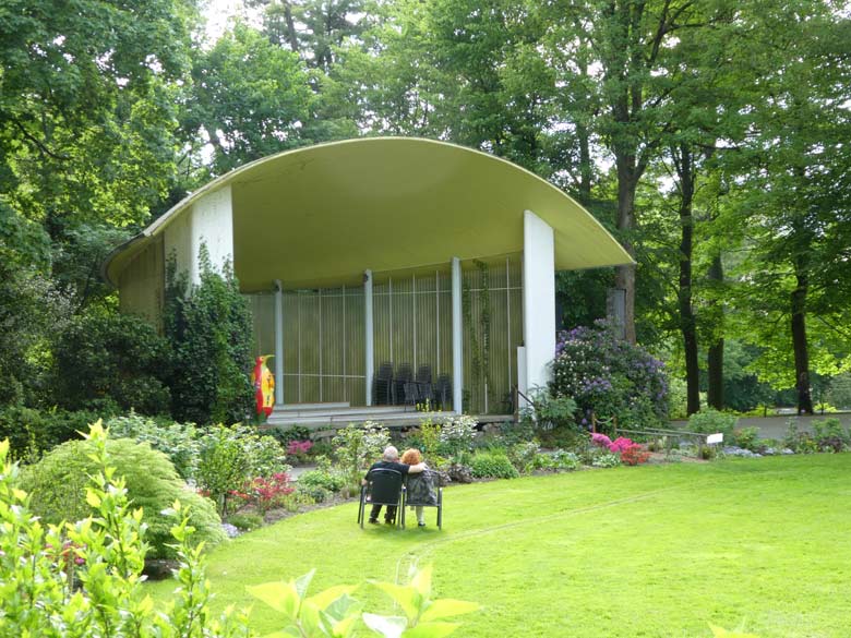 Stühle am Blumenrondell am 11. Mai 2018 im Grünen Zoo Wuppertal