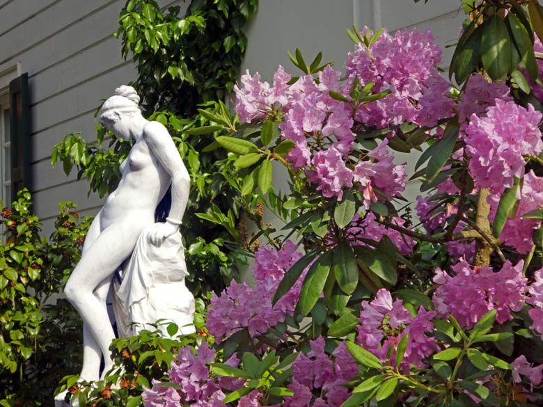 Rhododendren und Andromeda-Skulptur vor dem historisches Gebäude der Zoodirektion am 21. Mai 2018 im Wuppertaler Zoo