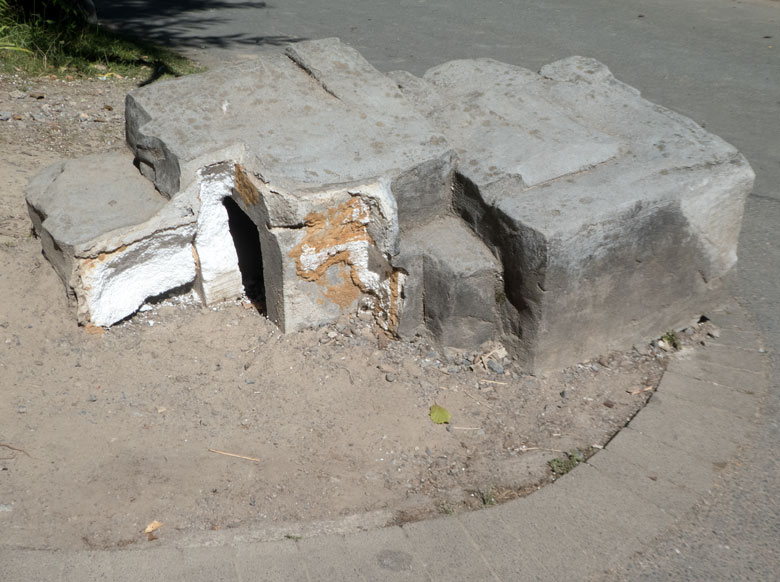 Beschädigter künstlicher Felsen am 8. Juli 2018 neben dem Kiosk im Tigertal im Grünen Zoo Wuppertal