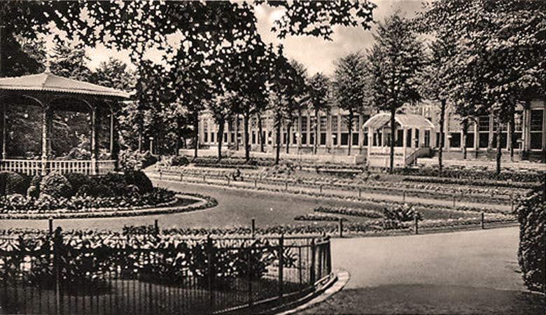 Pavillon, Blumenrondell und Zoo-Restauration im Zoologischen Garten in Wuppertal-Elberfeld auf einer Postkarte aus dem Jahr 1940