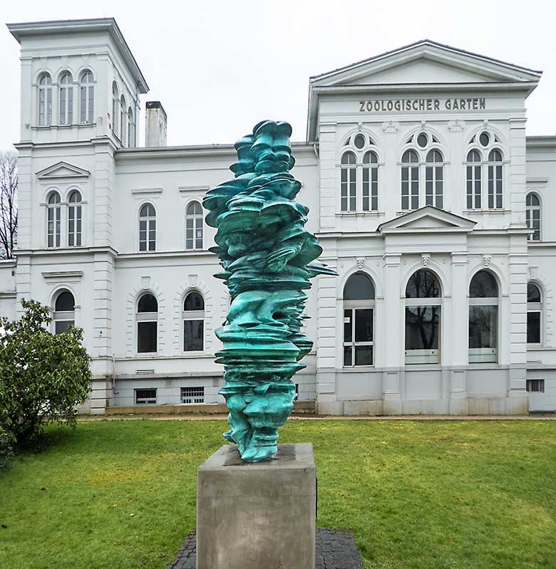 Bronzeskulptur des Künstlers Tony Cragg am 10. März 2019 vor dem Zoologischen Garten Wuppertal