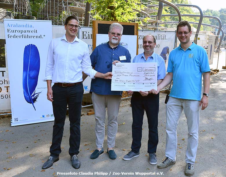 Das Foto "Netzpatentag Scheckübergabe" vom 27. Juli 2019 zeigt vor der Aralandia-Baustelle von links nach rechts: Dr. Severin Dreßen (Stellv. Zoodirektor), Bruno Hensel (1. Vorsitzender des Zoo-Vereins Wuppertal), Wolfgang Rades (Artenschutzbeauftragter der LPF), Andreas Haeser-Kalthoff (Geschäftsführer des Zoo-Vereins Wuppertal und der Zoo-Service Wuppertal GmbH) (Pressefoto Claudia Philipp - Zoo-Verein Wuppertal e.V.)