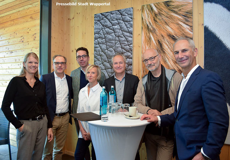 Teilnehmer/innen der Pressekonferenz anlässlich des fünfjährigen Bestehens der Zoo-Gastronomie Okavango am 28. Oktober 2019 im Grünen Zoo Wuppertal (Pressebild Stadt Wuppertal)