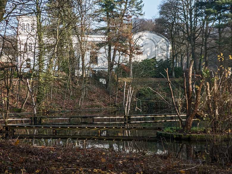 Blick über den Großen Teich zum Hauptgebäude am 5. Dezember 2019 im Grünen Zoo Wuppertal