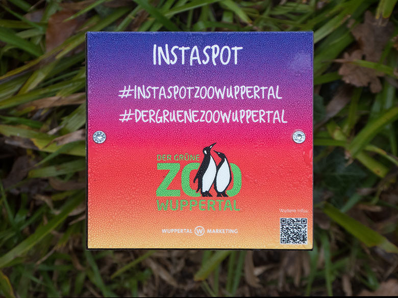 Hinweisschild auf die Instaspot Challenge am 26. Januar 2020 an der Außenanlage der größten Zootiere im Grünen Zoo Wuppertal