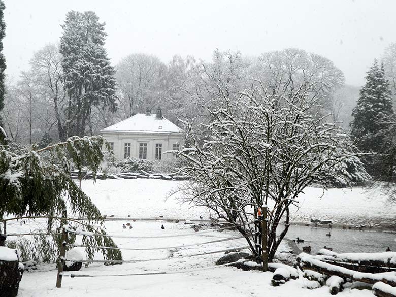 Historisches Gebäude der Zoodirektion am 26. Februar 2020 im verschneiten Grünen Zoo Wuppertal